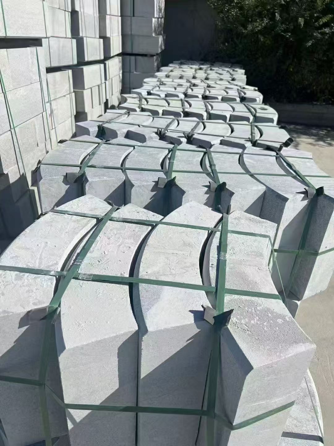 临沂 芝麻灰弧形路沿石