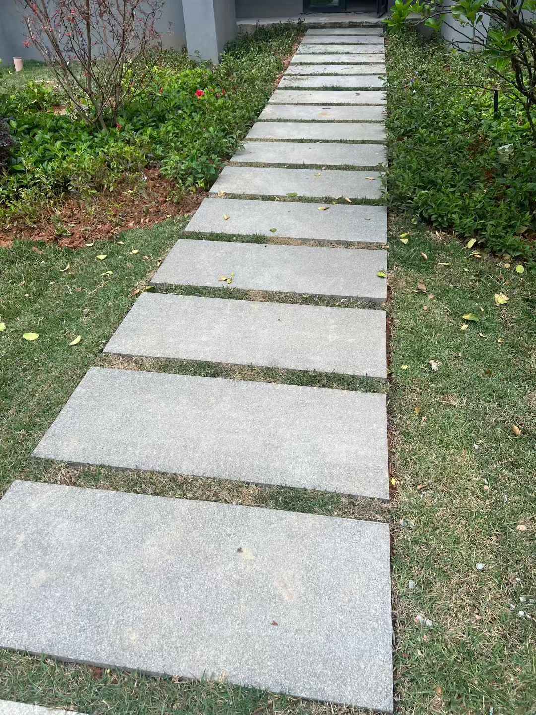 临沂 芝麻黑小区踏步、汀步石铺装效果
