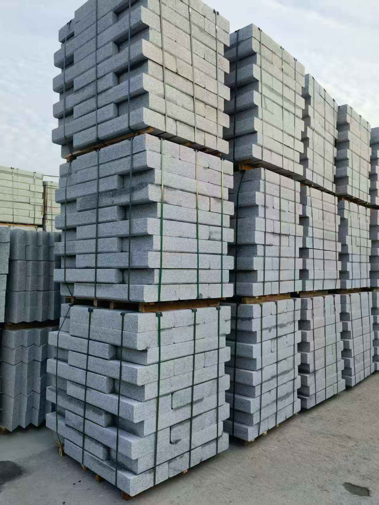 临沂 路沿石（路侧石），颜色一致，尺寸标准