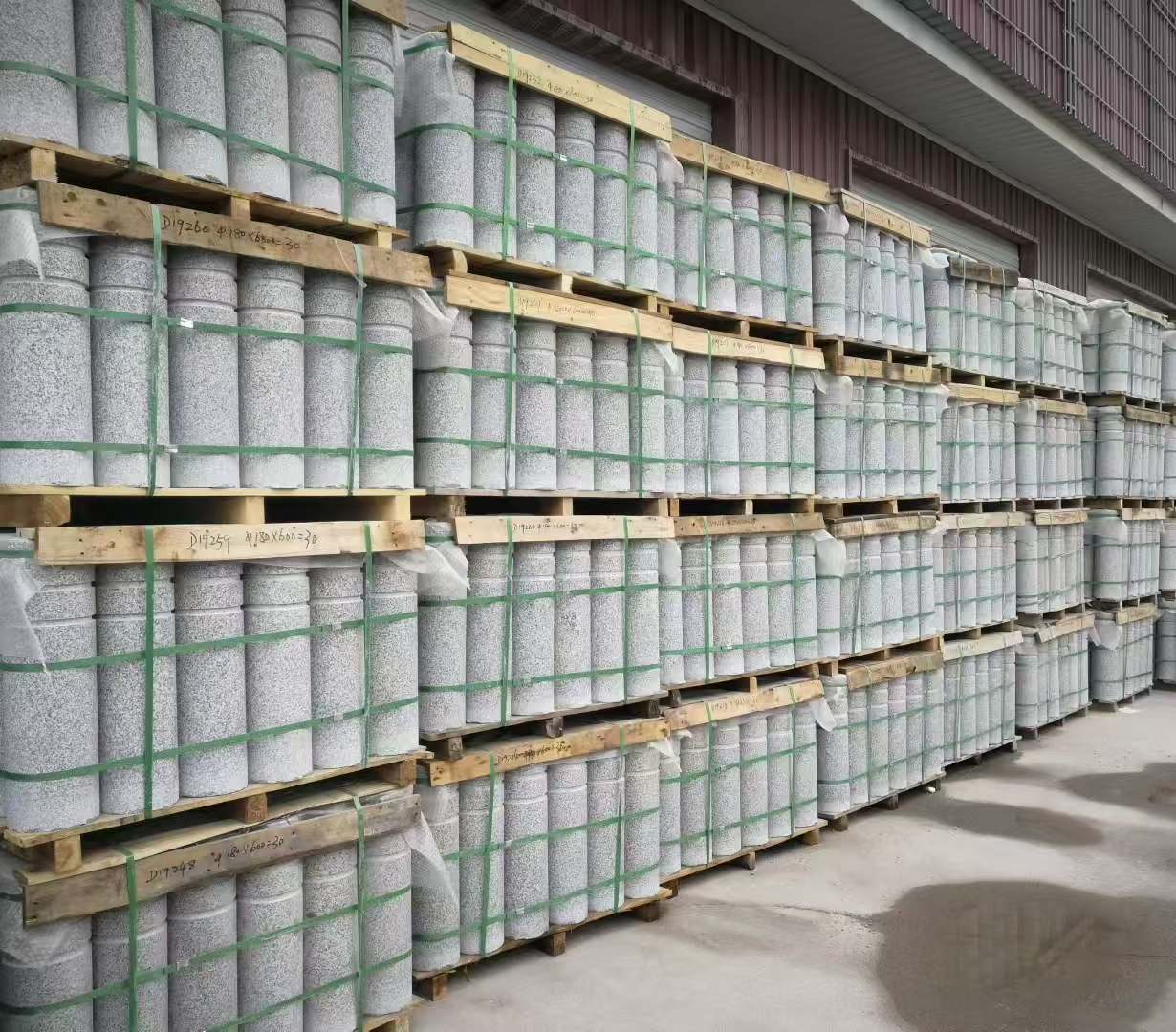 临沂 芝麻白挡车柱、阻车桩、隔离柱