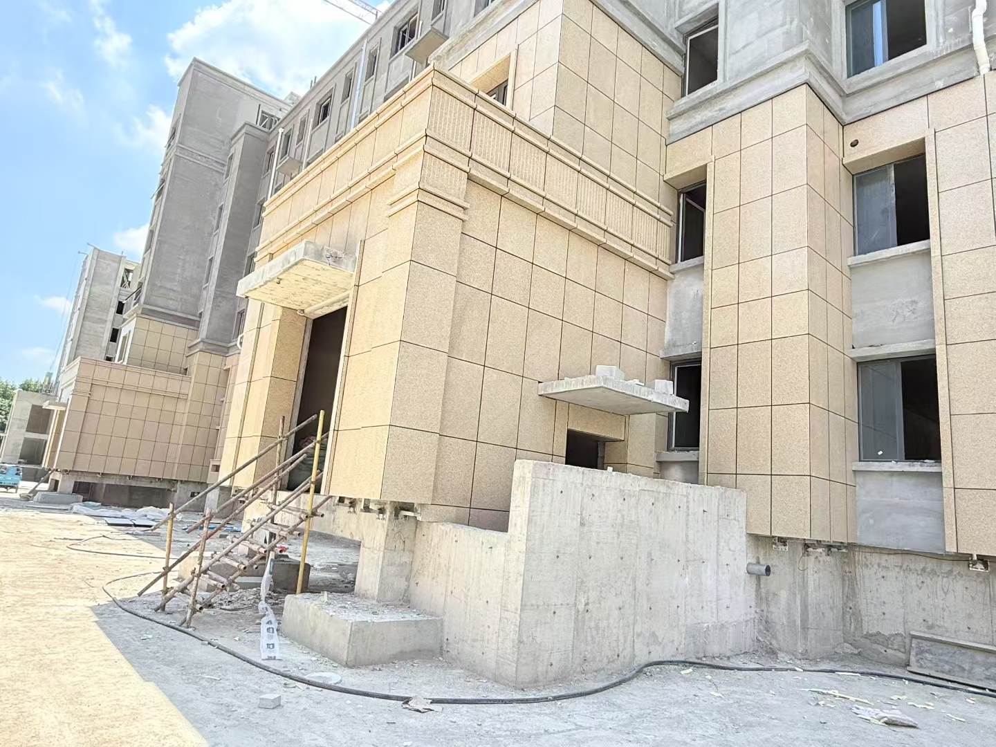 临沂 黄金麻干挂，工地实拍