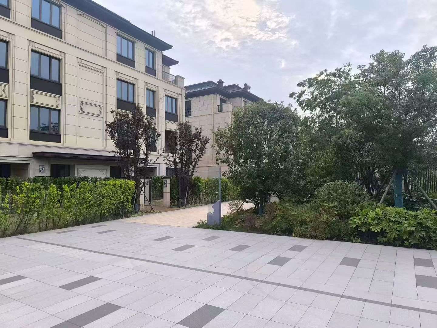 临沂 芝麻白与芝麻白搭配铺装，尺寸1200*600