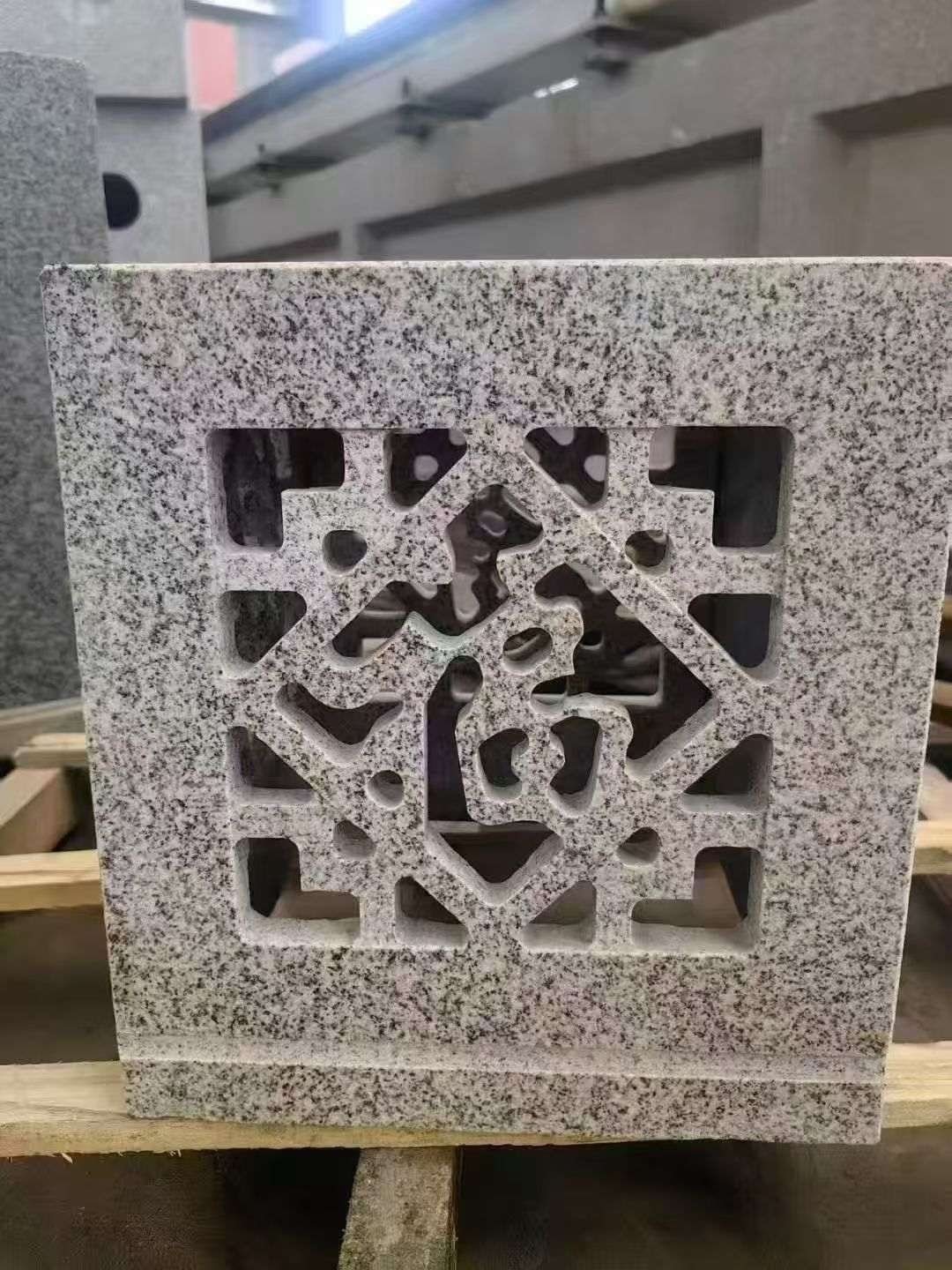 临沂 芝麻白花岗岩镂空雕花灯笼