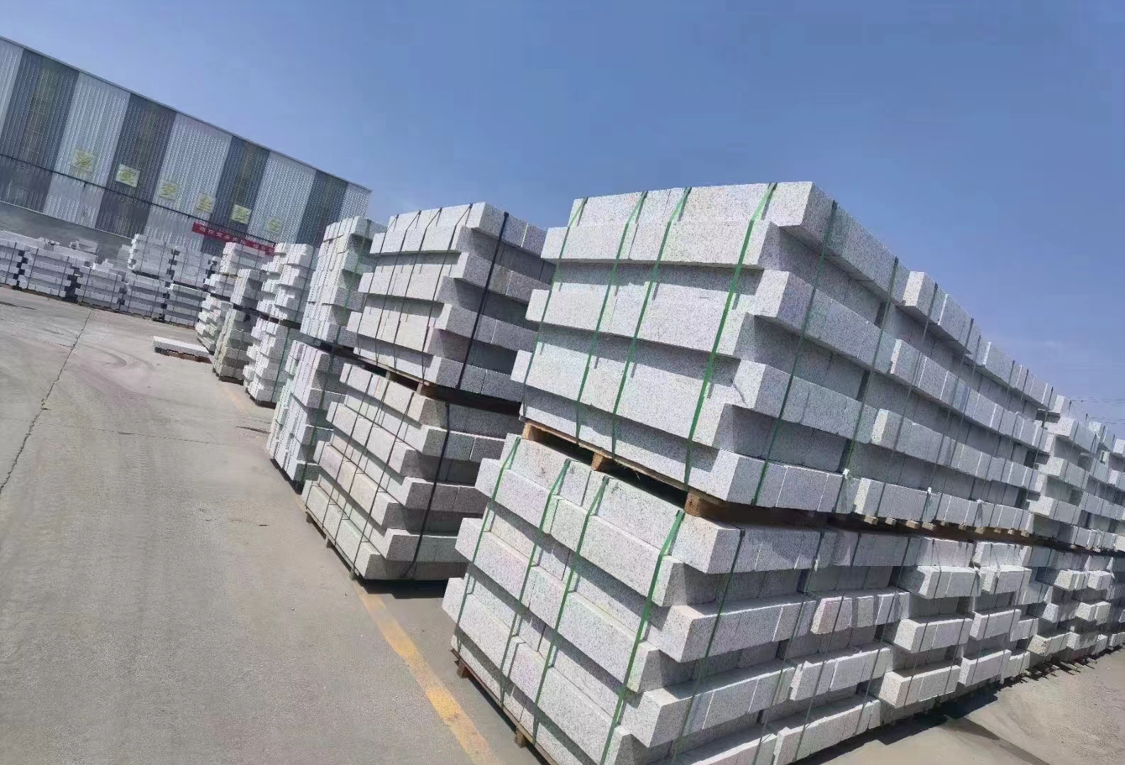 临沂芝麻白路沿石如何进行正确铺设